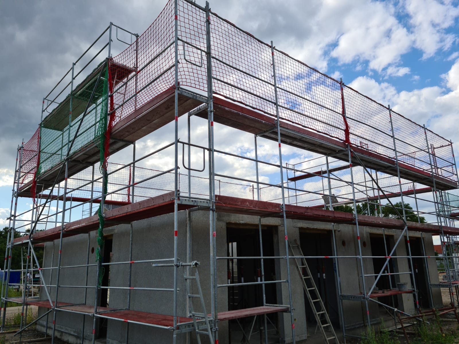 Fassadengerüst an Einfamilienhaus-Rohbau